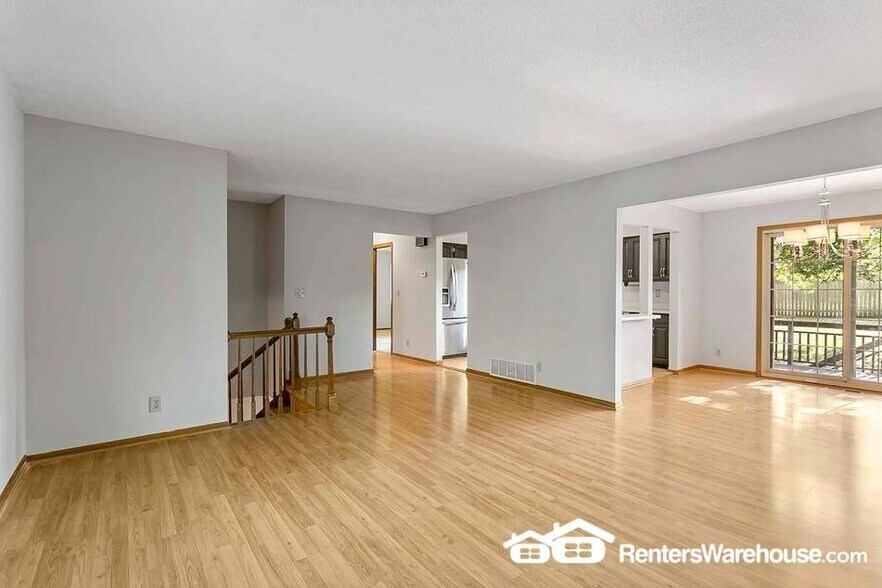 Building Photo - 3004 Pine Ridge Dr