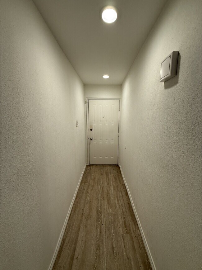 Building Photo - 7522 Holly Hill Dr