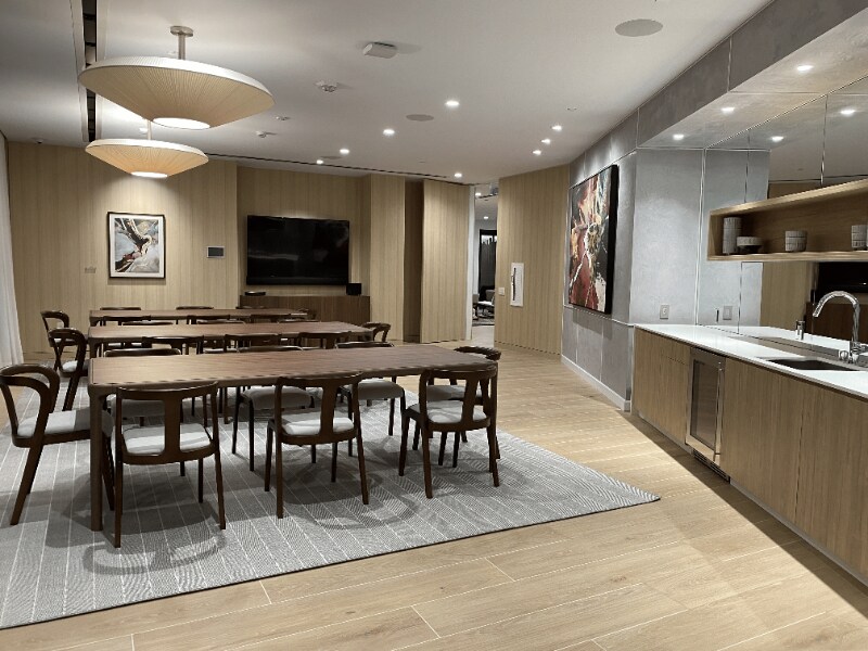 Building Photo - 987 Queen St