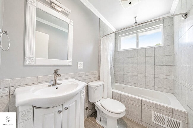 Building Photo - Furnished 5-Bedroom Home Near the 57 & 60 — Ideal for Roommates or Students