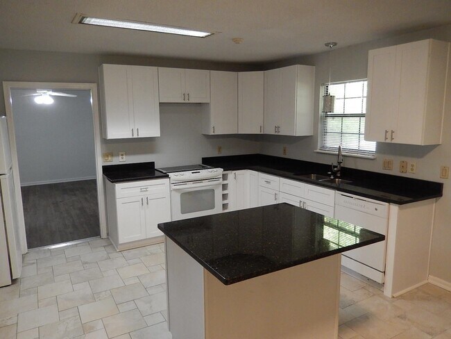 Building Photo - 1903 Skyland Dr