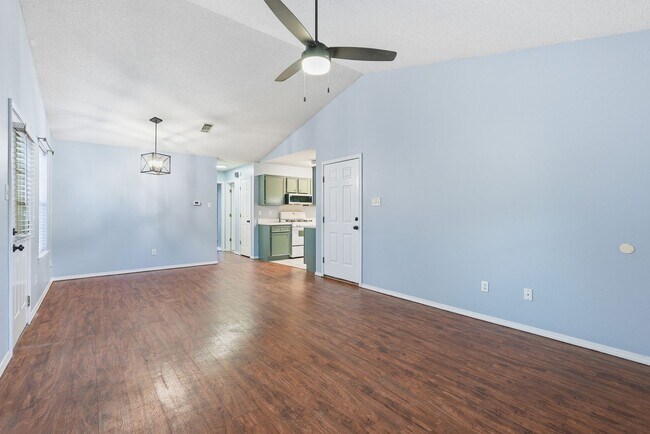 Building Photo - Home in Benton