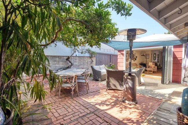 Building Photo - Beautiful 3 BD, 2 BA Home in Bird Rock fea...