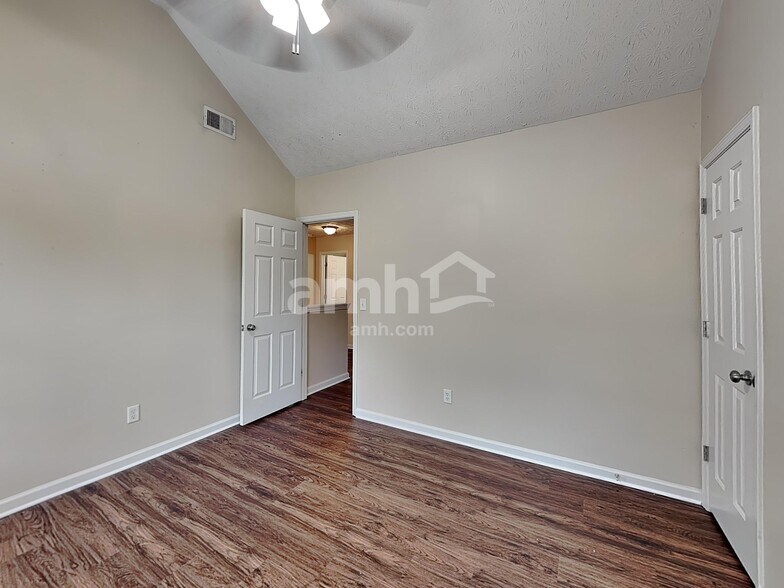 Building Photo - 550 Brook Hollow Dr