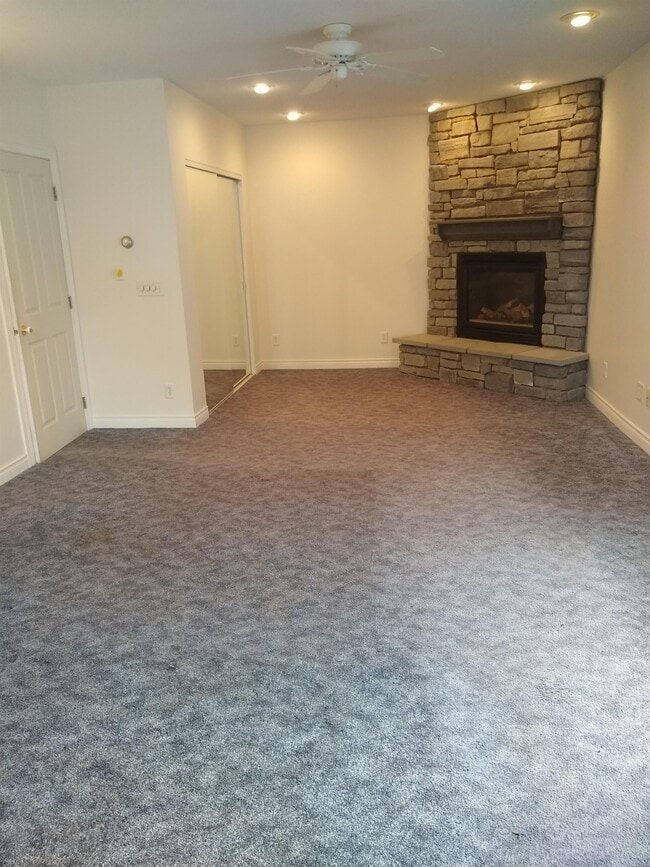 Building Photo - 1007 Dewey Ave NE