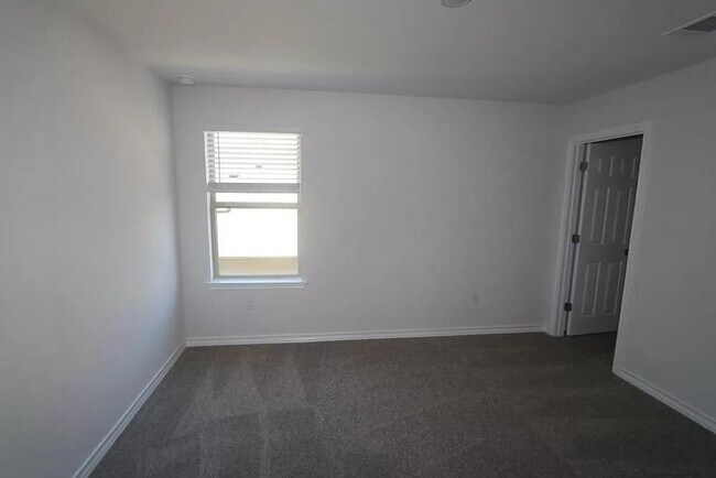 Building Photo - 195 Longstraw Dr
