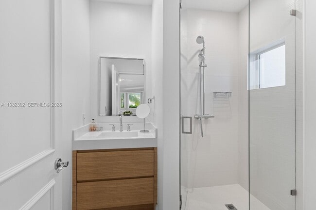 Building Photo - 5 Coconut Ln