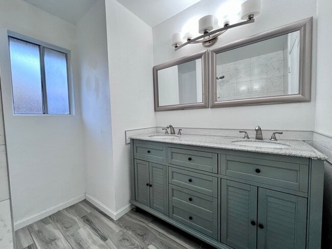 Building Photo - $1,650 Barstow & Minnewawa, 2 bedroom Condo - Clovis / Beautiful Landscaping