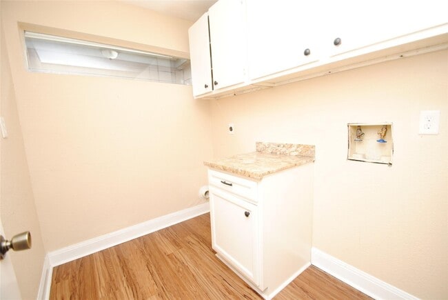 Building Photo - 738 Country Pl Dr