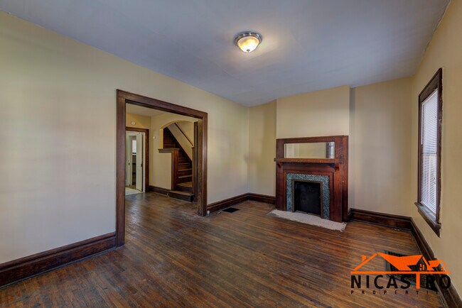 Building Photo - 1638 Indianola Ave