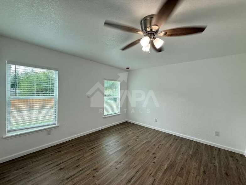 Building Photo - 242 Glamis Ave