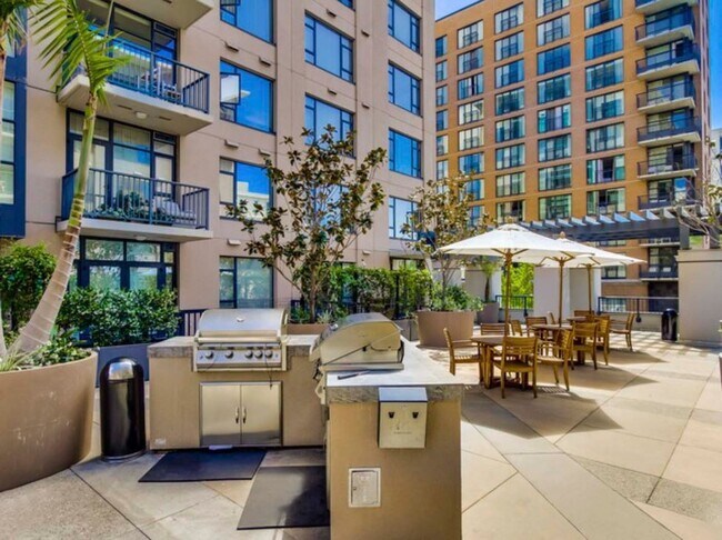 Building Photo - Modern 2 Bed/ 2 Bath Condo in the Heart of...