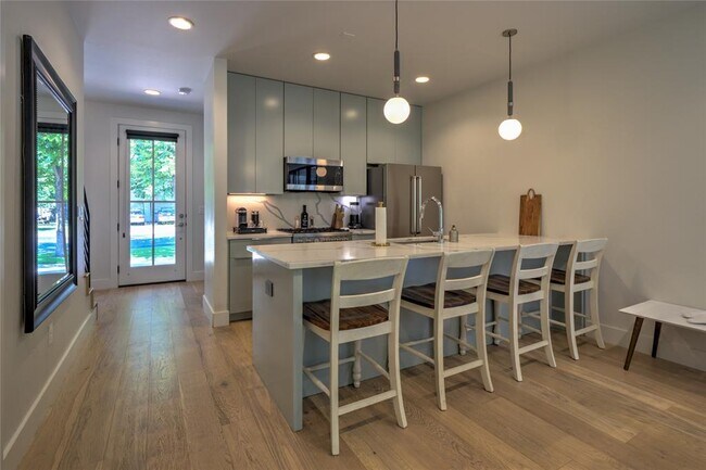 Building Photo - 6005 Woodrow Ave