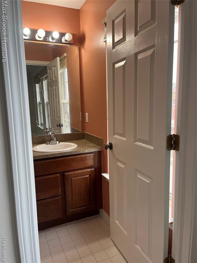 Building Photo - 3255 Camden Dr