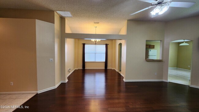 Building Photo - 256 Southlake Dr