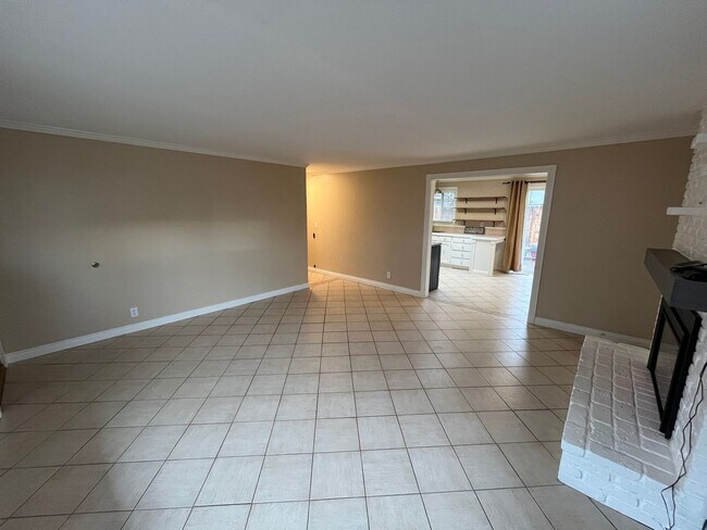 Building Photo - Single Level Home Close to Downtown Redmond - Yard Care Included