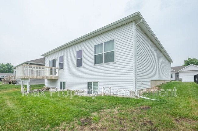 Building Photo - 425 SE Willow Run Ln