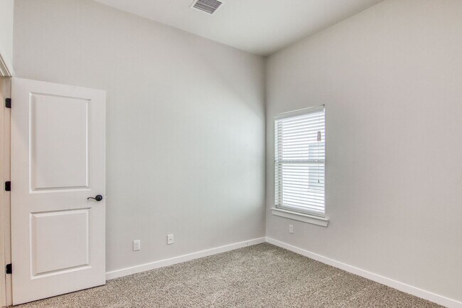 Building Photo - Beautiful East side House with 4 bed-2 baths