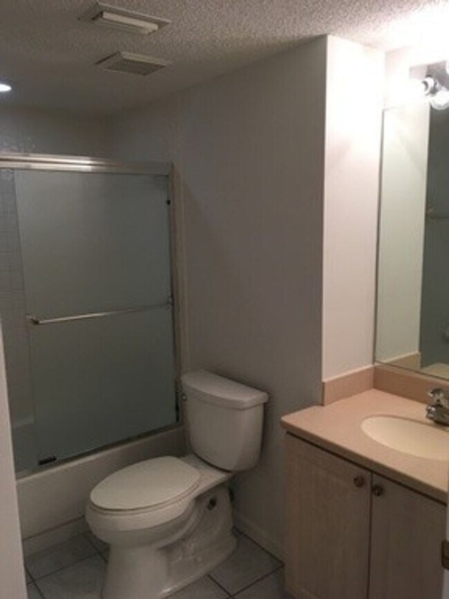 Building Photo - Ground floor Condo off Universiy