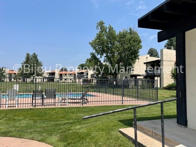 Building Photo - Westside Condo w/ Amazing Views