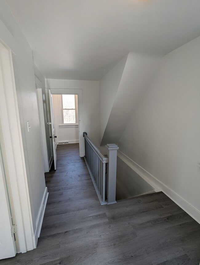 Building Photo - Cozy 2 Bedroom House on quiet street (Mars...