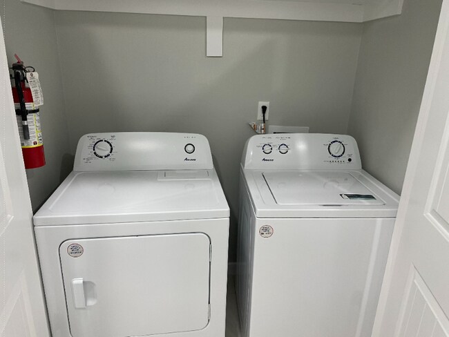 Building Photo - 2511 N Vineyard Ave