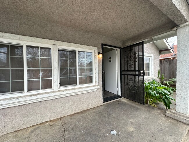 Building Photo - 3 Bedroom Oak Park Home