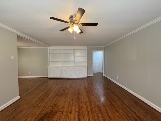 Building Photo - 2 Bedroom, 1 Bath duplex (right side unit) close to downtown Greenville with hardwood floors, a l...
