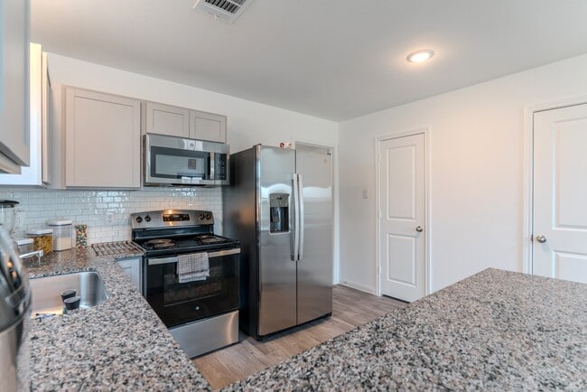 Building Photo - 16755 N Marie Vlg Dr