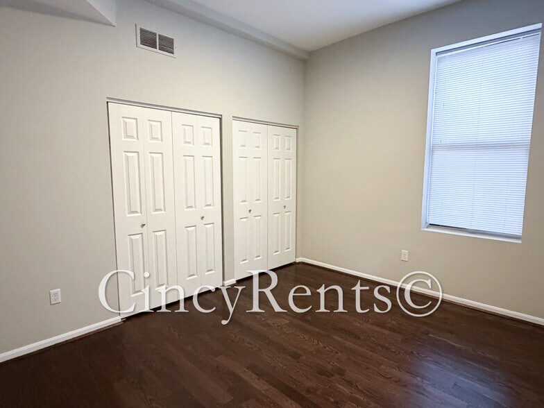 Building Photo - 422 Clark St