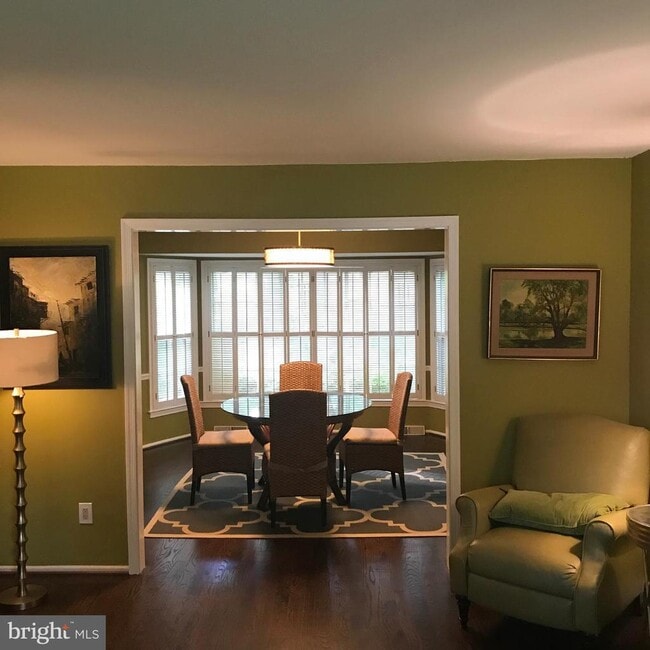 Building Photo - 2223 Abbotsford Dr