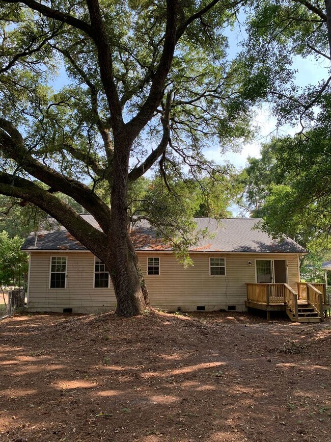 Building Photo - 211 Friendly Ln