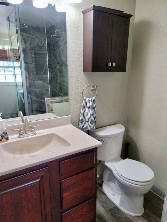 Building Photo - Perfect for a traveling nurse or other professional!  High end fully furnished 1bdrm, 1.5 bath un...