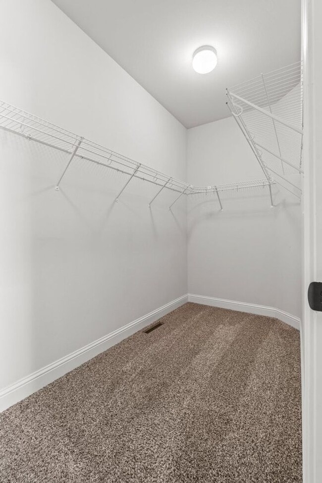 Building Photo - BEAUTIFUL Neighborhood Home!