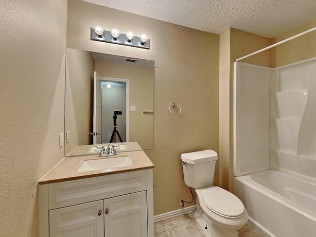 Building Photo - 1017 Woodall Dr