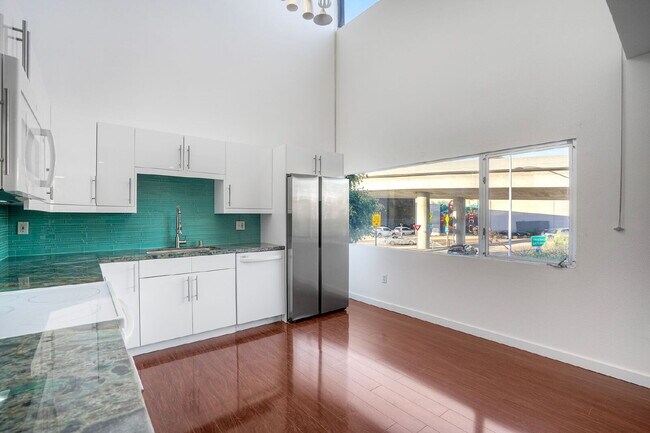 Building Photo - Little Italy Modern Townhome, 2 En Suite Bedrooms on Separate Levels, Private Roof Deck with Suns...