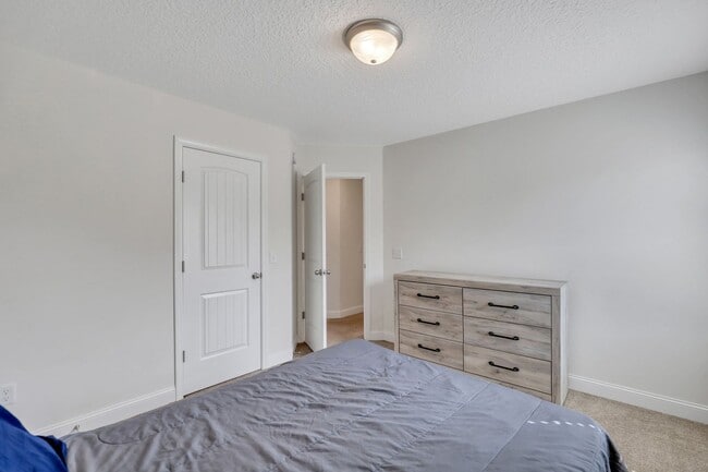 Building Photo - 487 Meloney Dr