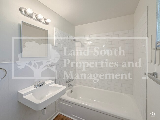 Building Photo - 1030 Lakewood Ct