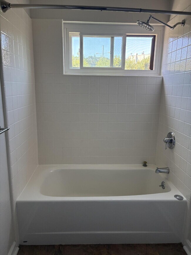 Building Photo - Updated Lauriedale 1 bd/1 ba Condo | Cats Welcome | Pools, Gym & Covered Parking | 10' x 10' Stor...