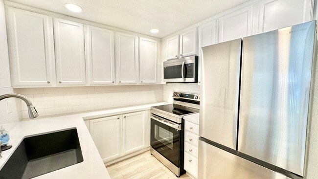 Building Photo - Light, Bright, and Lovely Ground Level Con...
