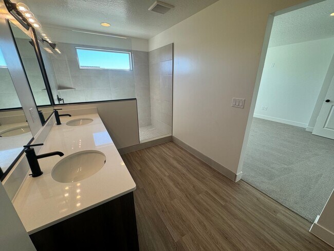Building Photo - REDUCED PRICE!! Beautiful FOUR Bedroom Home!