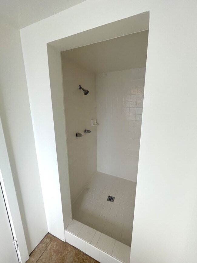 Building Photo - Douglas St. - 12909-12911