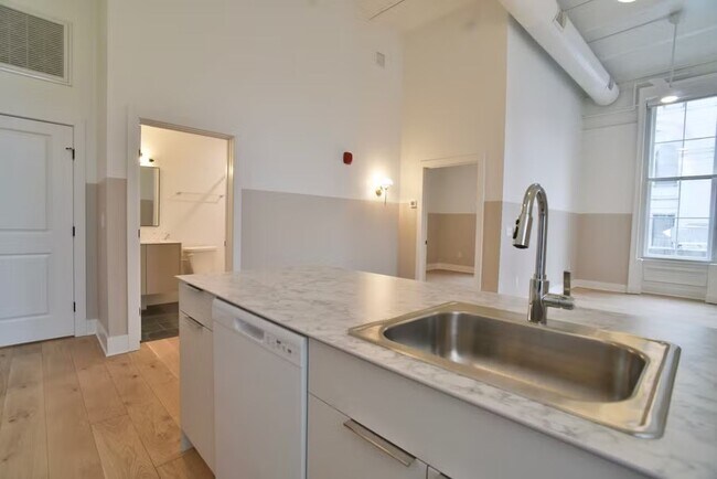 Building Photo - 30 W Broad St