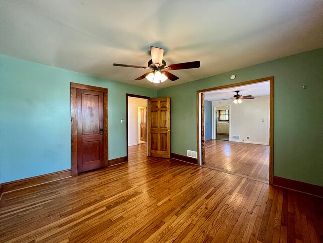 Building Photo - 3 Bedroom, 1 Bath, Nice Backyard!