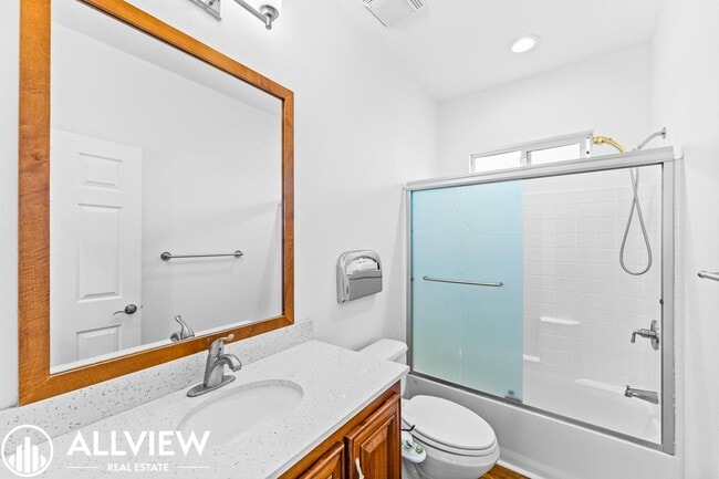 Building Photo - Stylish and beautiful 3-Bed Home with Land...