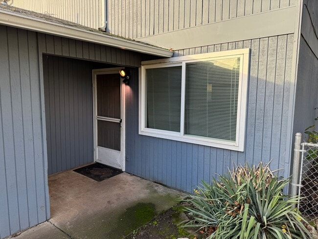 Building Photo - Updated 2 bedroom 1.5 bathroom duplex in Springfield!