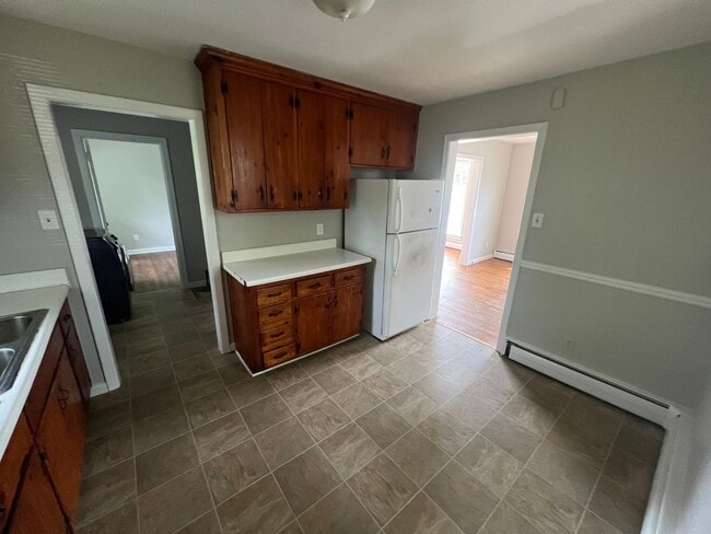 Building Photo - Very Spacious 3 bdrm/1 bth House Located i...