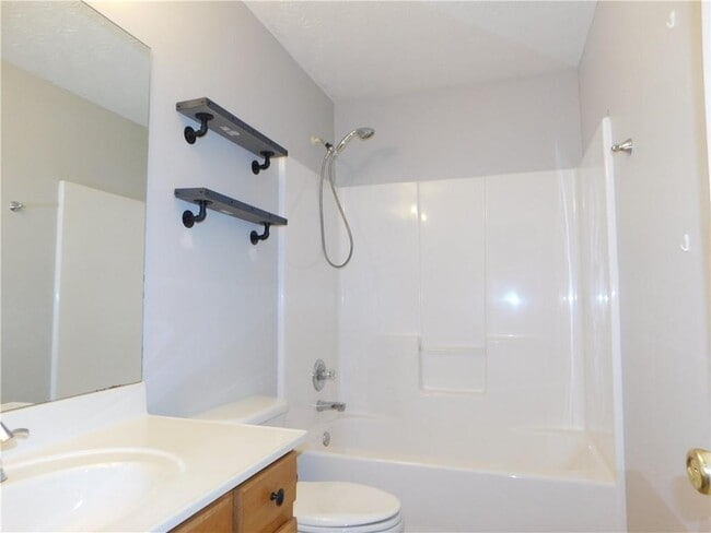 Building Photo - 576 Greenwood Park Way