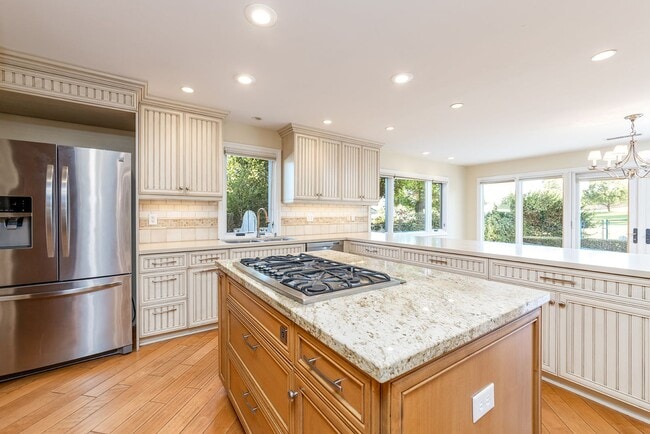 Building Photo - Spacious single level Home with A/C on the Golf Course!