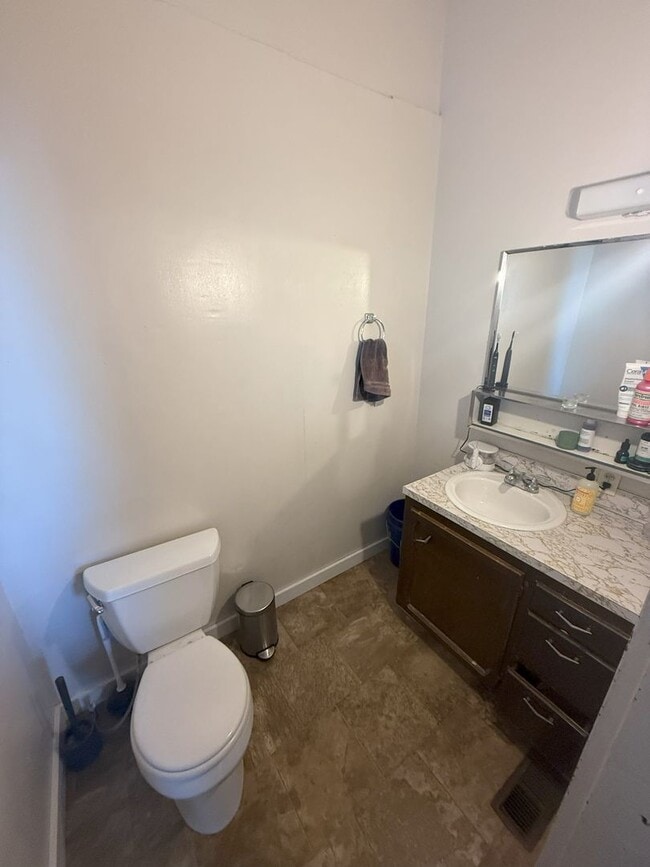 Building Photo - Great 6 bdrm/2 bath close to WWU and downtown